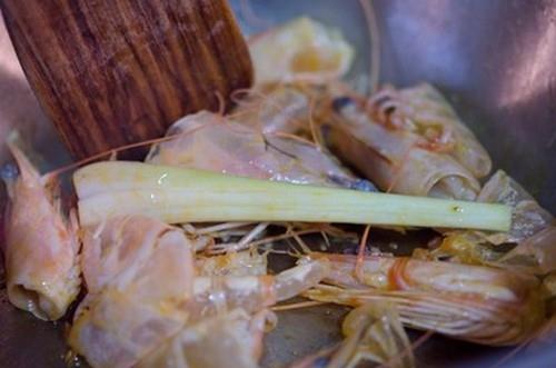 Cách nấu món canh Tom Yum Goong nóng hổi thơm phức