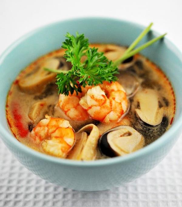 Canh nấm Tom Yum chua cay