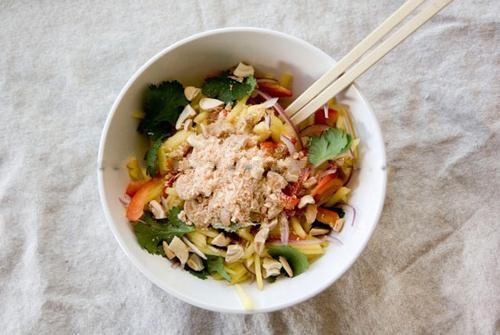 Chua giòn món salad xoài kiểu Thái