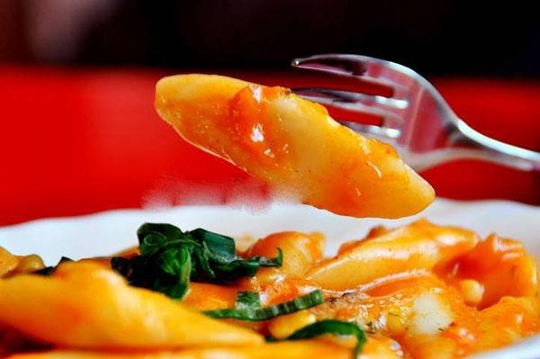 Làm Tteokbokki - món ăn vặt nổi tiếng Hàn Quốc