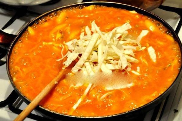 Làm Tteokbokki - món ăn vặt nổi tiếng Hàn Quốc