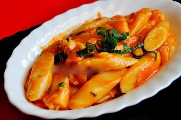 Làm Tteokbokki - món ăn vặt nổi tiếng Hàn Quốc