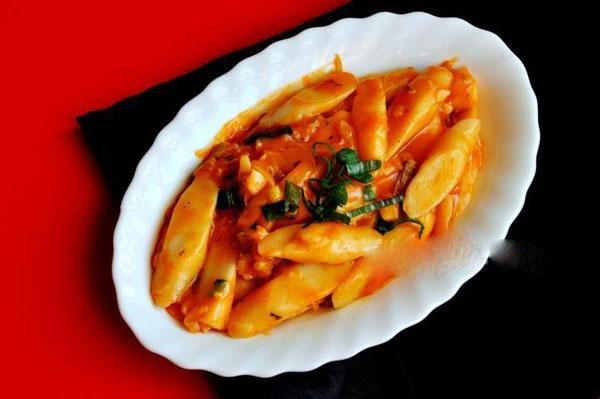 Làm Tteokbokki - món ăn vặt nổi tiếng Hàn Quốc