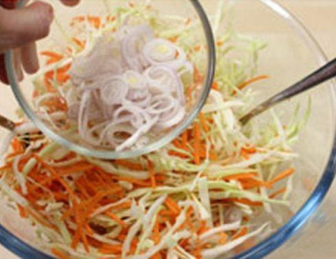 Mát giòn món salad bắp cải cà rốt