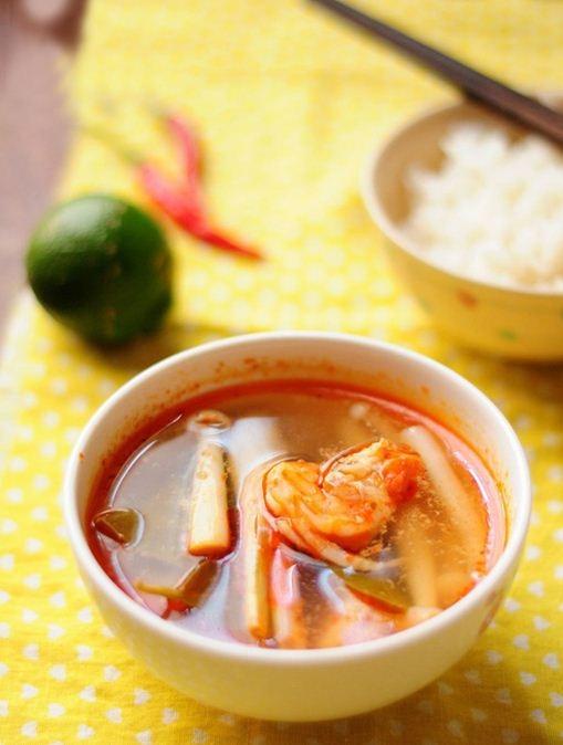 Nấu canh Tom Yum Goong đãi cả nhà