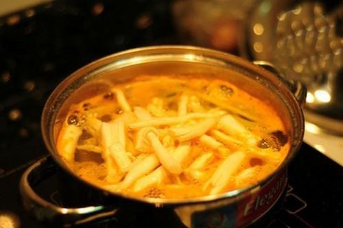 Nấu canh Tom Yum Goong đãi cả nhà