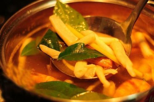 Nấu canh Tom Yum Goong đãi cả nhà