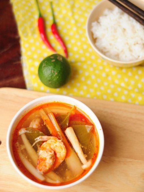 Nấu canh Tom Yum Goong đãi cả nhà