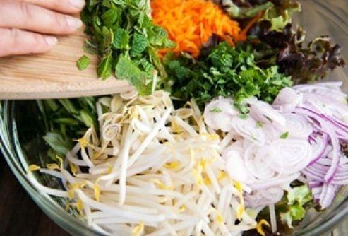 Salad tôm kiểu Thái chua cay hấp dẫn