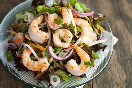 Salad tôm kiểu Thái chua cay hấp dẫn